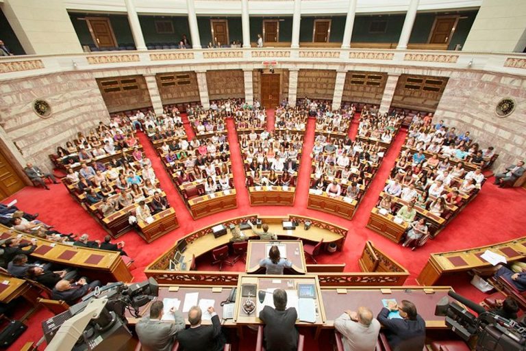 Η θέση των κομμάτων στην Βουλή