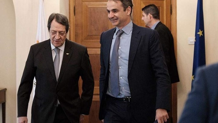 Σε εξέλιξη η συμβολική συνάντηση Μητσοτάκη – Αναστασιάδη