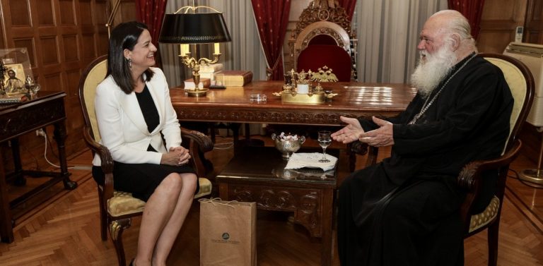 Κεραμέως σε Ιερώνυμο: Επανέναρξη διαλόγου για τα ζητήματα μεταξύ Πολιτείας – Εκκλησίας