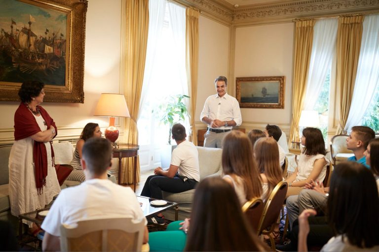 Το μήνυμα του Κυριάκου Μητσοτάκη στους μαθητές που επισκέφτηκαν το Μαξίμου για την 45η επέτειο Αποκατάστασης της Δημοκρατίας