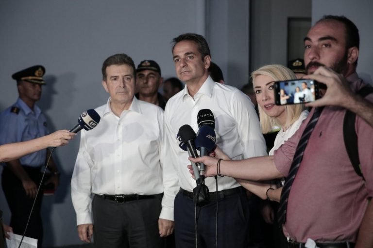 Στο Κέντρο Επιχειρήσεων ο Κυριάκος Μητσοτάκης: «Ενα μεγάλο ευχαριστώ στον κρατικό μηχανισμό» (vid)