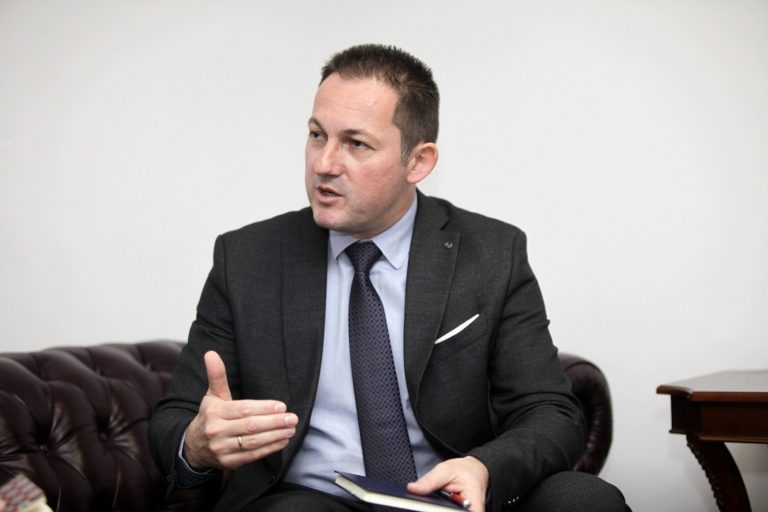 Ενημέρωση από τον κυβερνητικό εκπρόσωπο Στέλιο Πέτσα