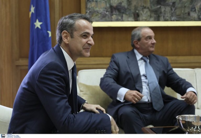 Συνάντηση Μητσοτάκη – Καραμανλή στην Βουλή