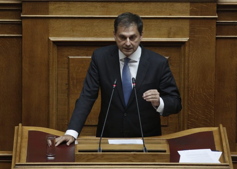 Θεοχάρης στο Bloomberg: Προτείνει πανευρωπαϊκούς ελέγχους για τους τουρίστες