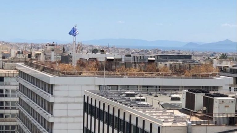 Υπ. Οικονομικών: Τραγική κατάσταση με τα ξερά χόρτα στην ταράτσα – Διαρκής κίνδυνος πυρκαγιάς