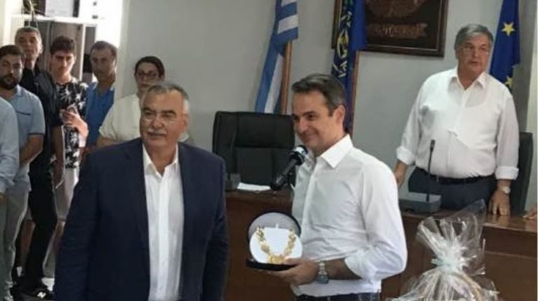 Στην Κάρπαθο ο Πρωθυπουργός – Ανακηρύχθηκε επίτιμος δημότης (Φωτό)