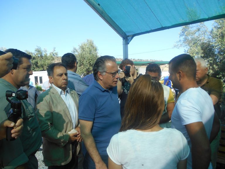 Κουμουτσάκος: Τρία μηνύματα με διαφορετικούς αποδέκτες μετά την επίσκεψη σε δομές παραμονής αιτούντων άσυλο