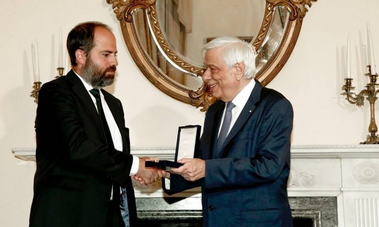 Το παράσημο του Ταξιάρχη του Φοίνικος στον Φρίξο Παπαχρηστίδη