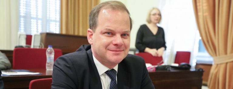 Καραμανλής για Μετρό Θεσσαλονίκης: Ο Τσίπρας «έγραψε ιστορία» όταν έκανε εικονικά «εγκαίνια» στους μουσαμάδες