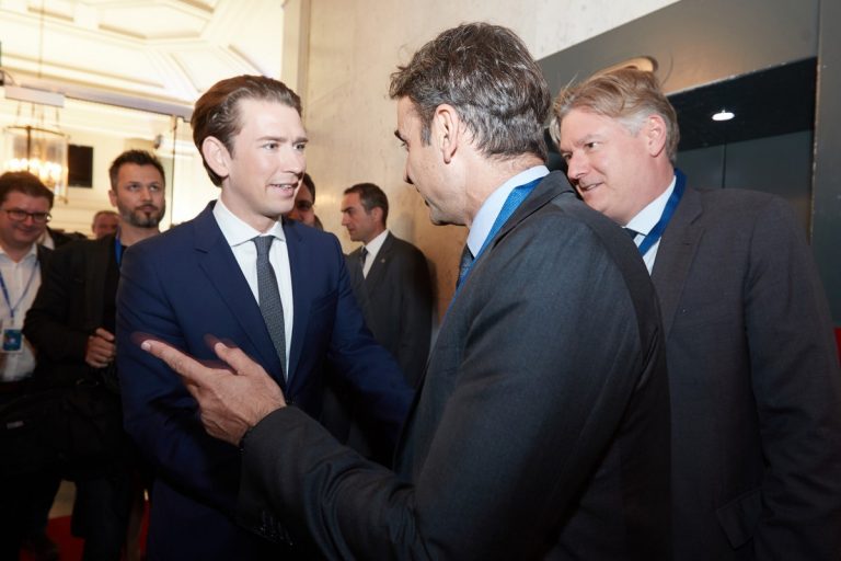 Τηλεφωνική επικοινωνία Μητσοτάκη – Κουρτς για το προσφυγικό