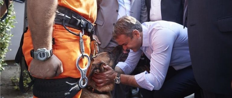 Ο φιλόζωος Κυριάκος Μητσοτάκης (φωτό)