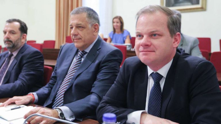 Σύγκρουση στην Βουλή για τα αρχαία στο Μετρό και τον Νίκο Ταχιάο