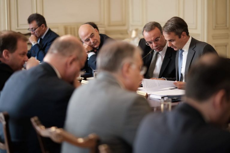 Εύσημα Μητσοτάκη σε Χρυσοχοΐδη και Σταϊκούρα, στο υπουργικό συμβούλιο