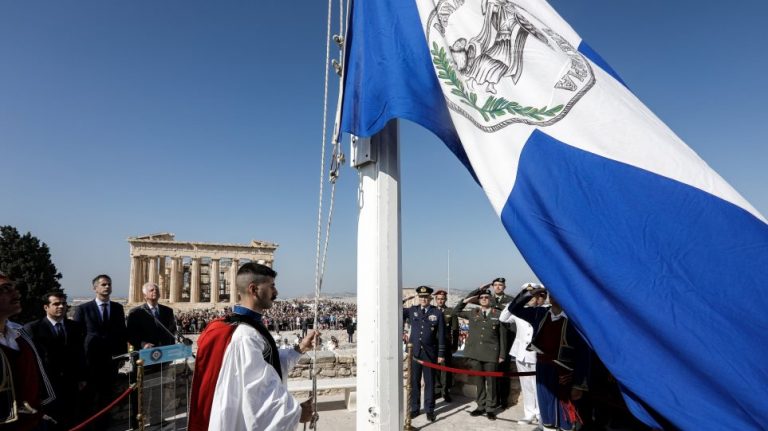 75 χρόνια από την απελευθέρωση της Αθήνας – Επετειακή έπαρση της ελληνικής σημαίας στην Ακρόπολη