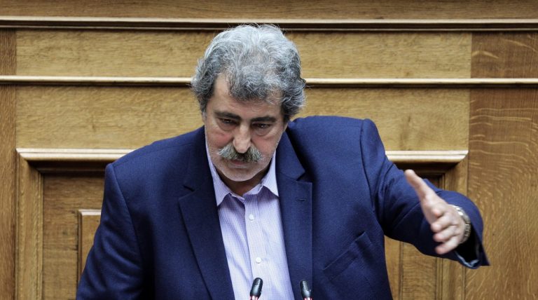 Πολάκης για τη σημαία: Την σήκωσαν τα παιδιά των λαϊκών τάξεων – Όχι οι ψευτοάριστοι των ελίτ που την κοπάνησαν