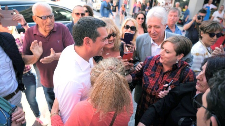 Συζήτηση Τσίπρα με πολίτες στο Αίγιο