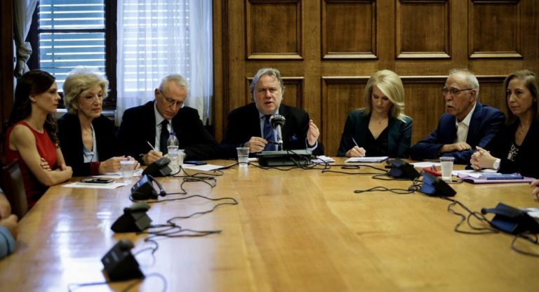 Άτακτη υποχώρηση! Ο ΣΥΡΙΖΑ δεν ψηφίζει το νομοσχέδιο για την ψήφο αποδήμων