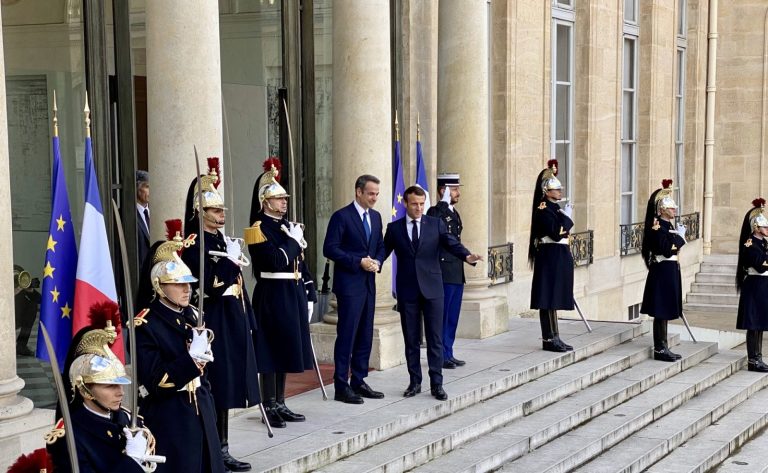 Στο Παρίσι για τη Σύνοδο Δράσης για την Τεχνητή Νοημοσύνη ο Κυριάκος Μητσοτάκης Μητσοτάκης και Μακρόν