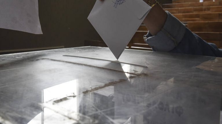 Πως θα εγγράφονται στους εκλογικούς καταλόγους οι Έλληνες ψηφοφόροι του εξωτερικού Αναπόφευκτες η διπλές κάλπες;