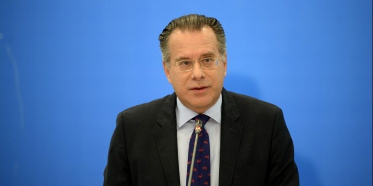 Κουμουτσάκος: «Δεν σχεδιάζουμε κλειστά κέντρα σε βραχονησίδες»