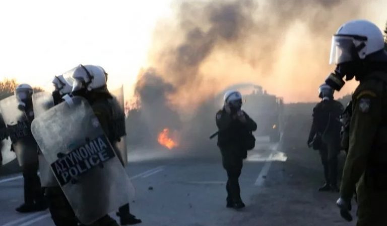 Κλειστές δομές με ΜΑΤ και συγκρούσεις- Οργή και αγανάκτηση στα νησιά
