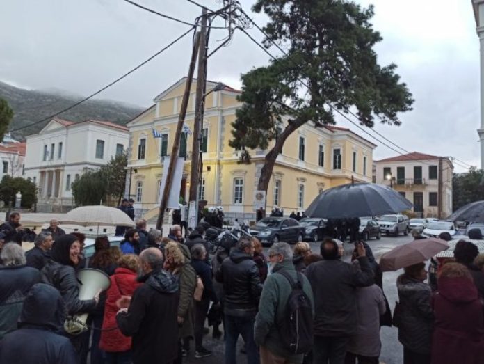 Κλειστές δομές: Αποδοκιμασίες κατοίκων εναντίον του Νότη Μηταράκη