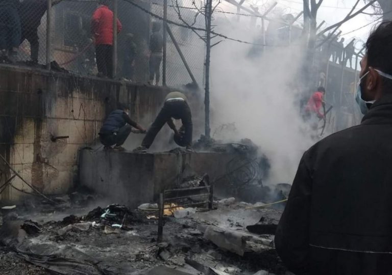Τραγωδία στη Μόρια: Νεκρό 6χρονο παιδί από την πυρκαγιά-Εκκενώνεται το ΚΥΤ (vid)
