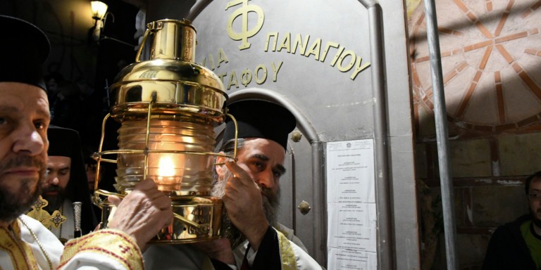 Καλή Ανάσταση και Χρόνια Πολλά- Στην Εξαρχία του Πανάγιου Τάφου το Άγιο Φως