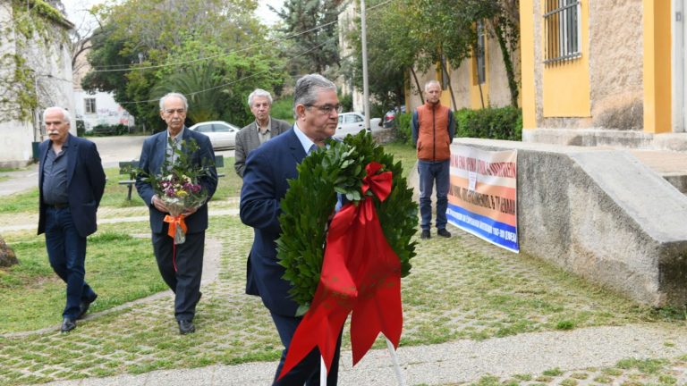 Κατάθεση στεφάνου από Κουτσούμπα στο ΕΑΤ-ΕΣΑ