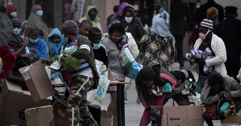 Εικόνες χάους στο Κρανίδι: Πρόσφυγες ποδοπατούνται για μία σακούλα τρόφιμα (vid)