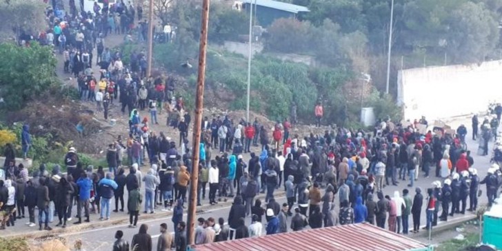 Συλλήψεις στη Σάμο για μέλη συμμοριών που πραγματοποιούσαν επιθέσεις σε μετανάστες
