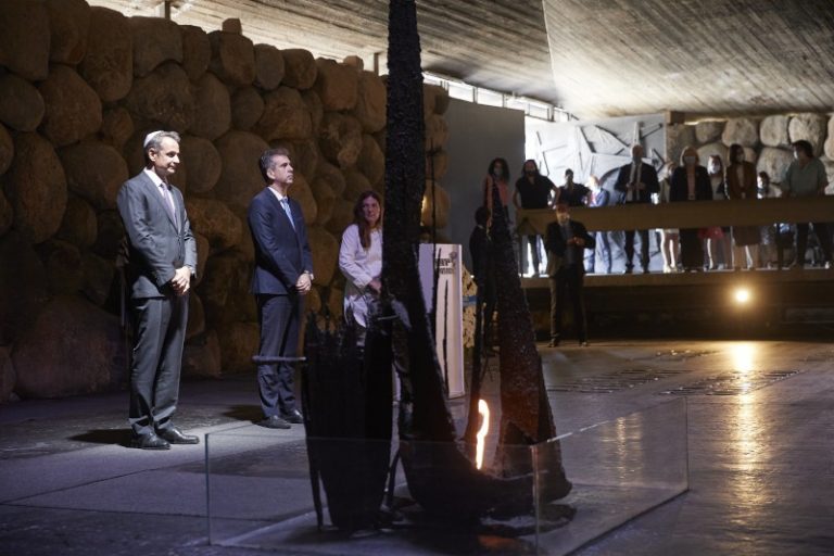 Στο Μνημείο του Ολοκαυτώματος ο Κυριάκος Μητσοτάκης (pics & vid)