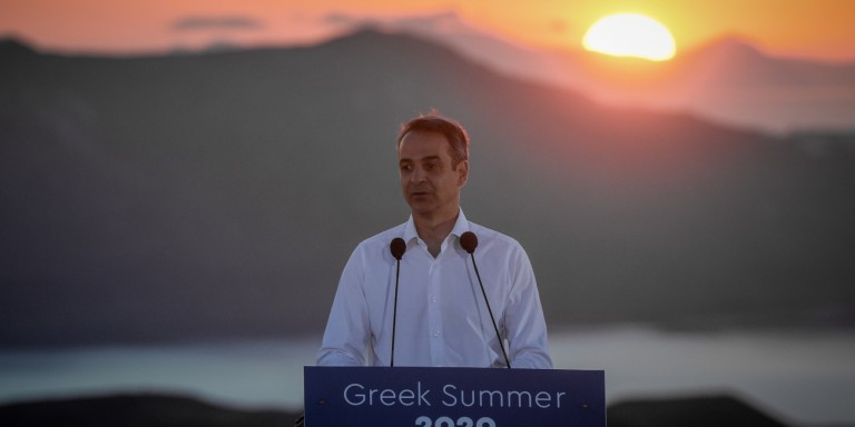 Reuters: Η Ελλάδα καλωσορίζει τους ξένους επισκέπτες, επανεκκινεί τον θερινό τουρισμό