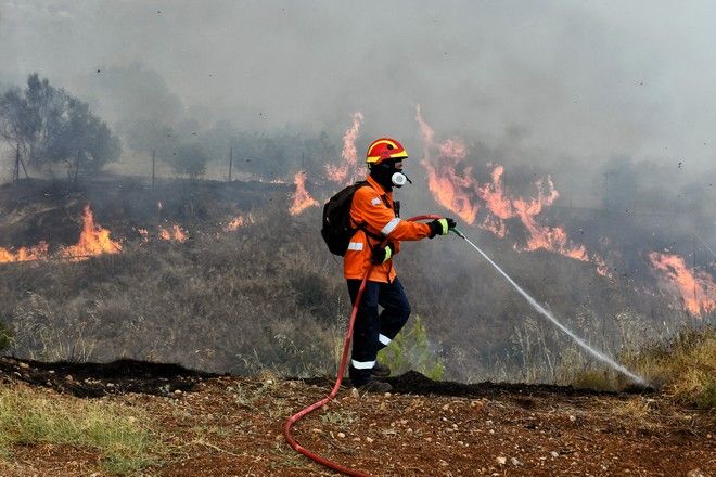 Φωτιά στην Κορινθία: Συνεχίζεται η μάχη με τις φλόγες – Ζημιές σε σπίτια