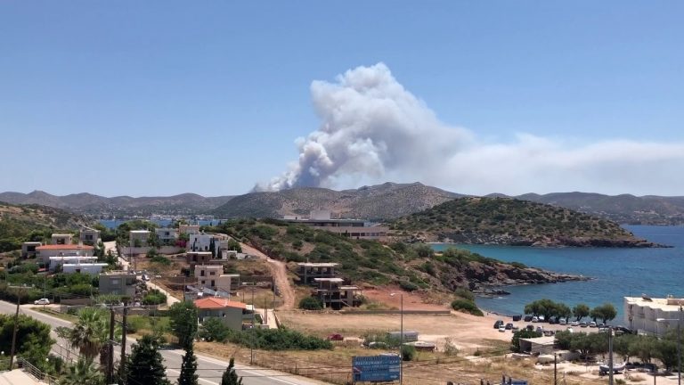 Φωτιά στο Λαύριο: Κάηκαν 600 στρέμματα πευκοδάσους-Την ΕΒΟ καταγγέλλει ο δήμαρχος