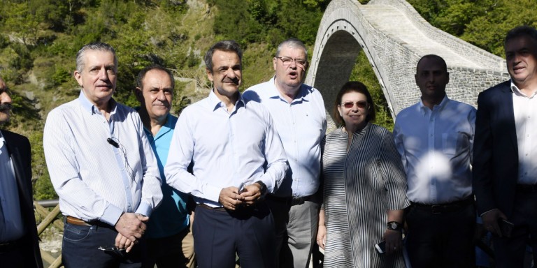 Στο ιστορικό γεφύρι της Πλάκας ο Μητσοτάκης: Θαύμα της πολιτιστικής κληρονομιάς