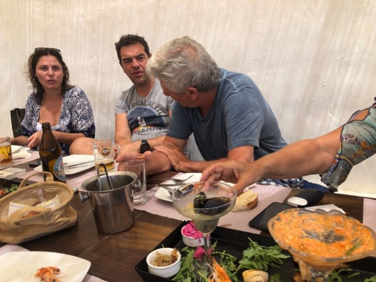 Τσίπρας και Μπέττυ στο Κουφονήσι: Στιγμές χαλάρωσης με φίλους