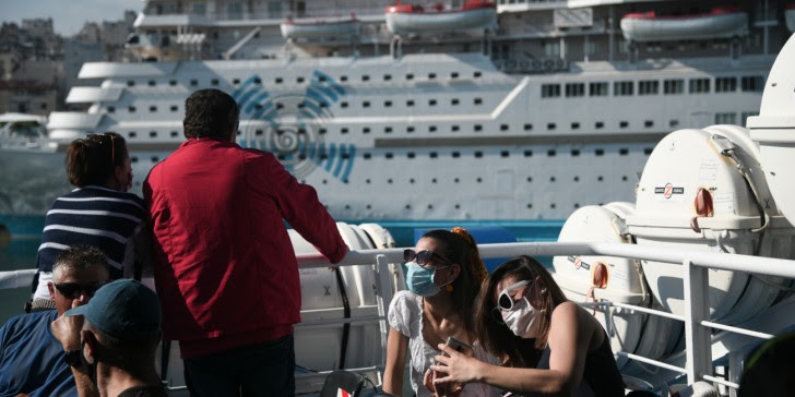 Υποχρεωτική χρήση μάσκας και στους εξωτερικούς χώρους των πλοίων (vid)