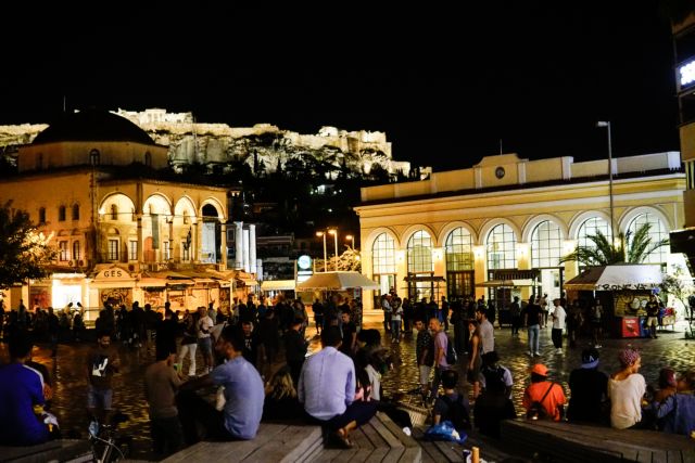 Ανησυχία για τις εικόνες στις πλατείες- Συγχρωτισμός και ανύπαρκτα μέτρα προστασίας