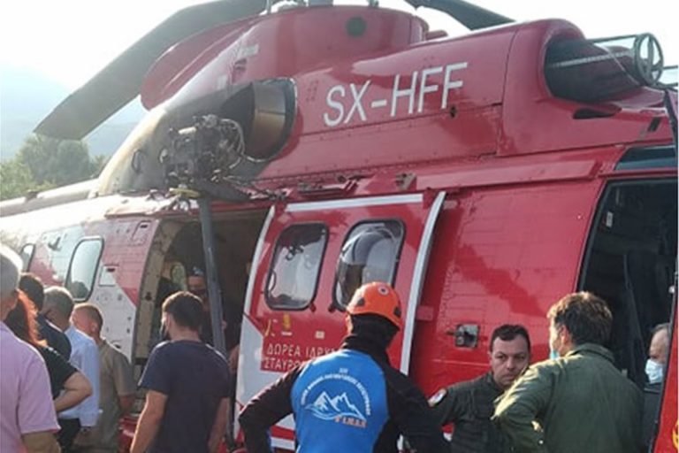 Σε εξέλιξη η επιχείρηση απεγκλωβισμού κατοίκων στην Οξυά