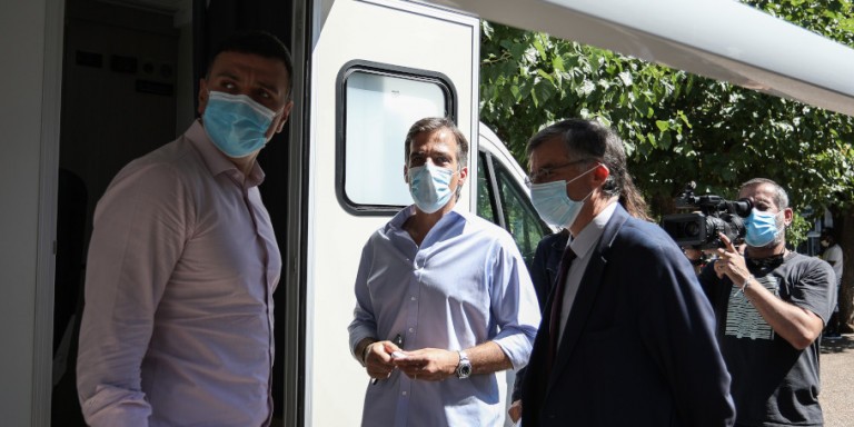 Covid-19: Έλεγχοι του ΕΟΔΥ στην Κυψέλη, παρουσία Κικίλια, Τσιόδρα, Αρκουμανέα