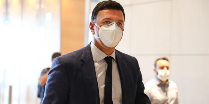 Κικίλιας: Ανεδαφική η κουβέντα για άρση του lockdown αυτή τη στιγμή βασίλης κικίλιας περπατάει με μάσκα