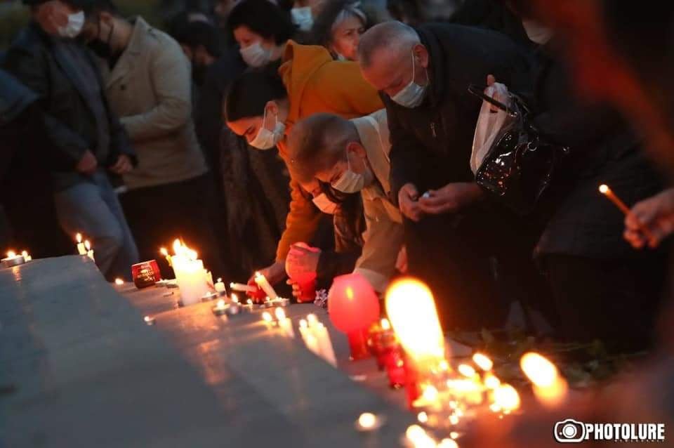 Ανάβουν κεριά στη μνήμη θυμάτων