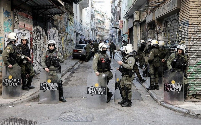 Συγκεντρώσεις για το Πολυτεχνείο: Ένταση και προσαγωγές στα Εξάρχεια (video) αστυνομία εξάρχεια