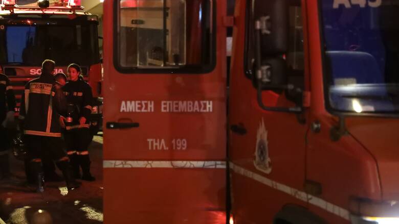 Φωτιά μέσα στο ΚΥΤ Σάμου – Εκρήξεις από φιάλες υγραερίου (vid)