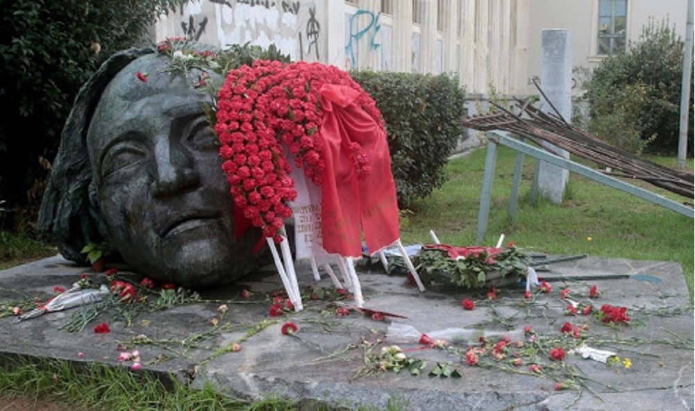 Πολιτική θύελλα με την απαγόρευση της συνάθροισης άνω των 4 ατόμων Πολυτεχνείο στεφάνι