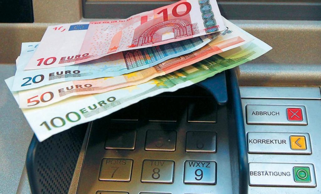 Επιδόματα και ενισχύσεις από την κυβέρνηση – Ποιοι τα δικαιούνται xrimata atm