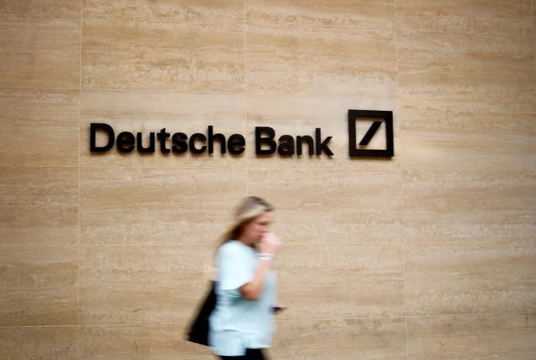 άτομο έξω από τη deutsche bank