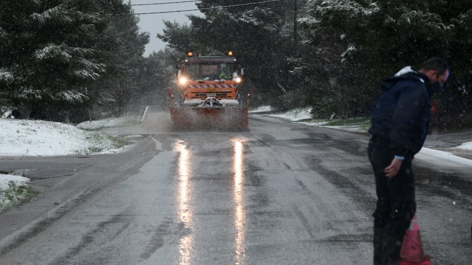 Εκχιονιστικό μηχάνημα ανοίγει το δρόμο