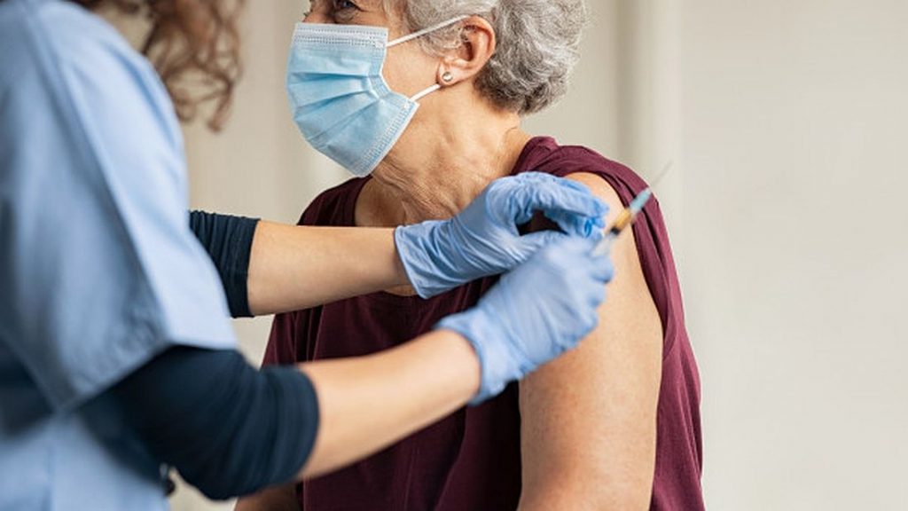 Εμβολιασμός σε ηλικιωμένη γυναίκα